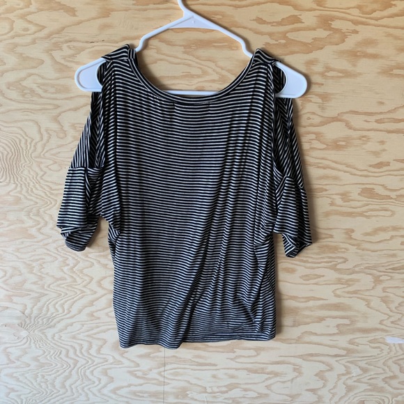 Cut-out shoulder stripped T-shirt - Picture 2 of 3